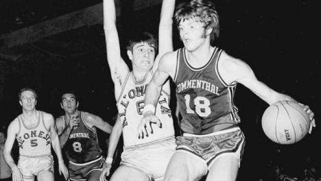 Arthur Kenney in azione con la maglia n.18 del Simmenthal